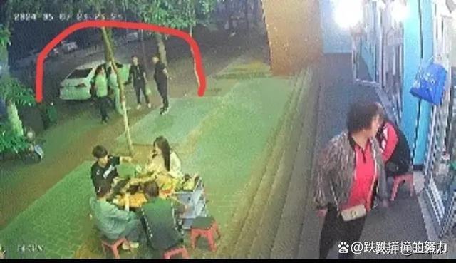 宝鸡一男子串串店门口被刺身亡 监控曝光，嫌疑人已落网