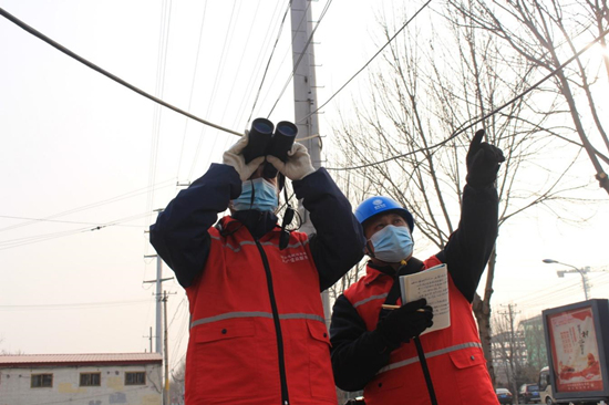 1月12日，国网新乐市供电公司组织人员对电采暖供电线路、石家庄飞机场供电备用线路开展应对寒潮特巡，及时消除线路安全隐患。张蕾摄