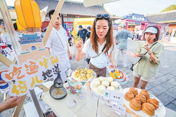 市集上,市民游客品尝老字号美食。