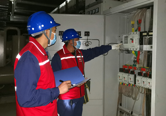 國網行唐縣供電公司員工到行唐縣熱力公司供熱站排查用電設備。陳浩攝