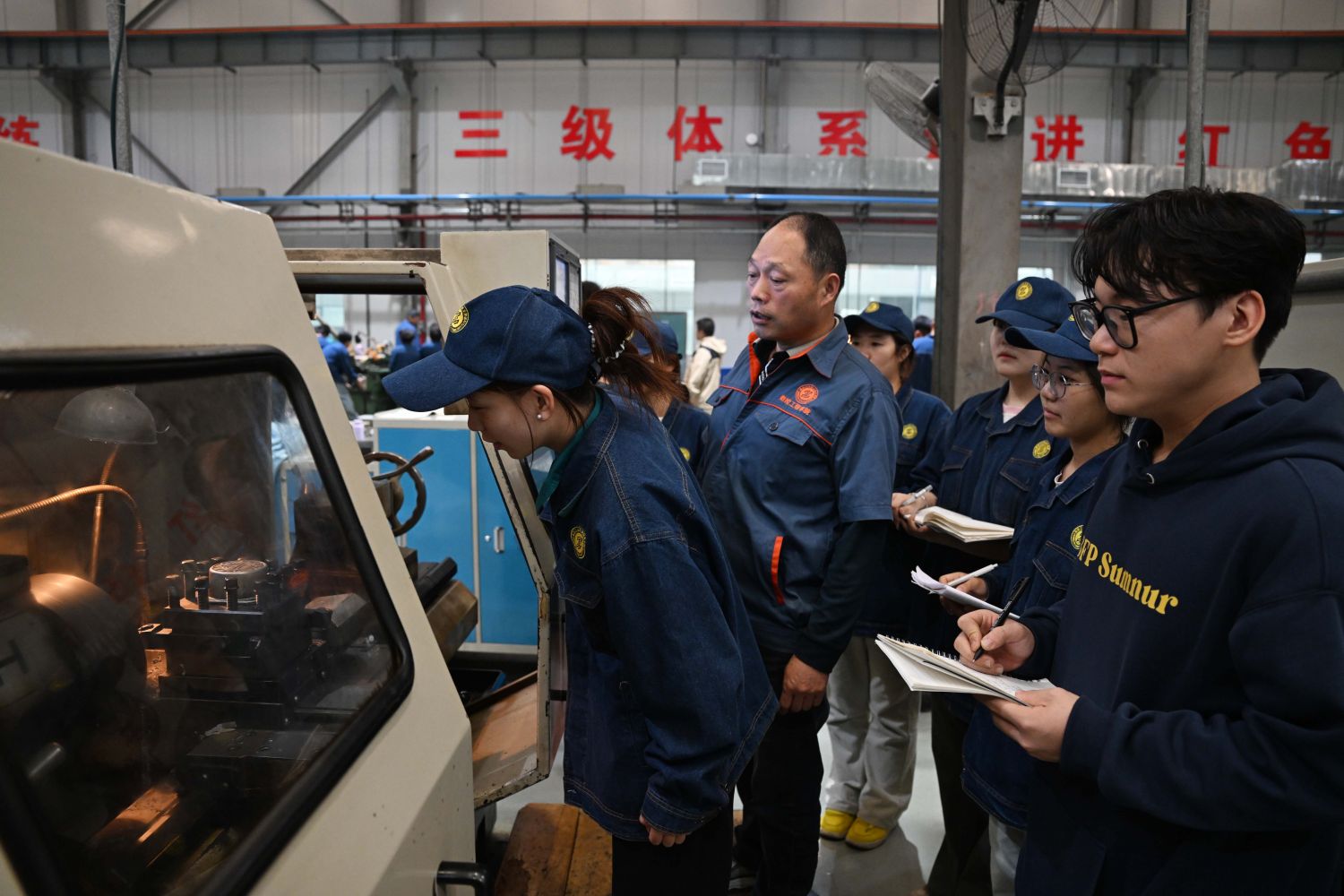 10月17日，陕西工业职业技术学院实训车间，老师正在指导学生进行实训操作。00001