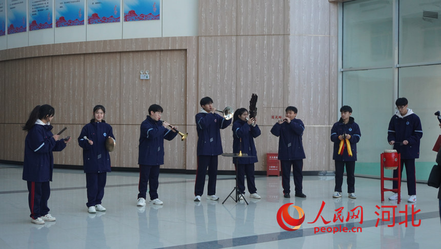 河北定州中学的学生们在演奏子位吹歌。人民网记者 祝龙超摄