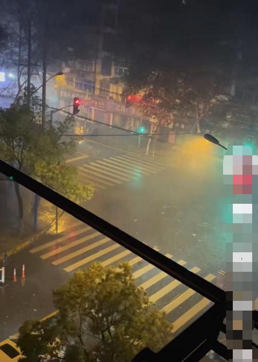 上海昨晚下冰雹,今天最高28℃!下周还有雨和冷空气,这几天要注意→