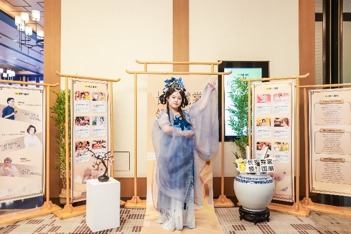 ▲西安汉服商家身穿汉服参加活动 摄影：薛超稳