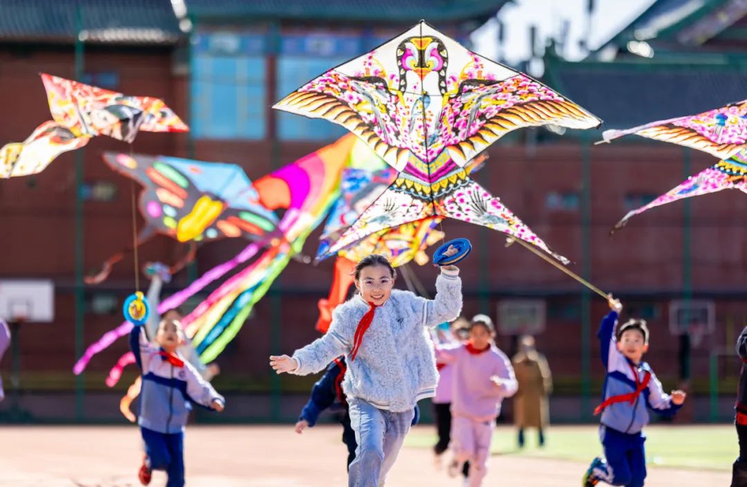 2025年4月2日,呼和浩特市玉泉区通顺街小学的学生在放飞纸鸢。(视觉中国 / 图)