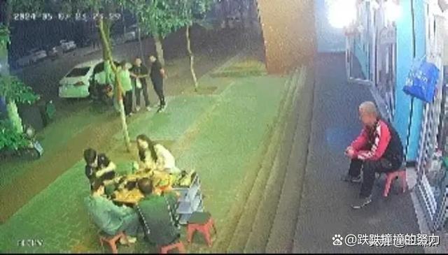 宝鸡一男子串串店门口被刺身亡 监控曝光，嫌疑人已落网