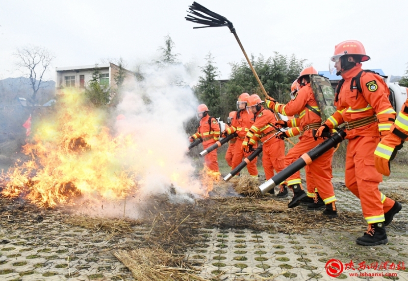 3月27日，临渭区林业局在桥南镇平和村停车场开展森林火情早期扑救演练活动。记者 郝豆 摄