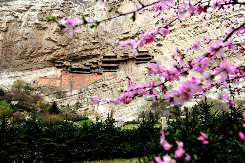 图为浑源县悬空寺。