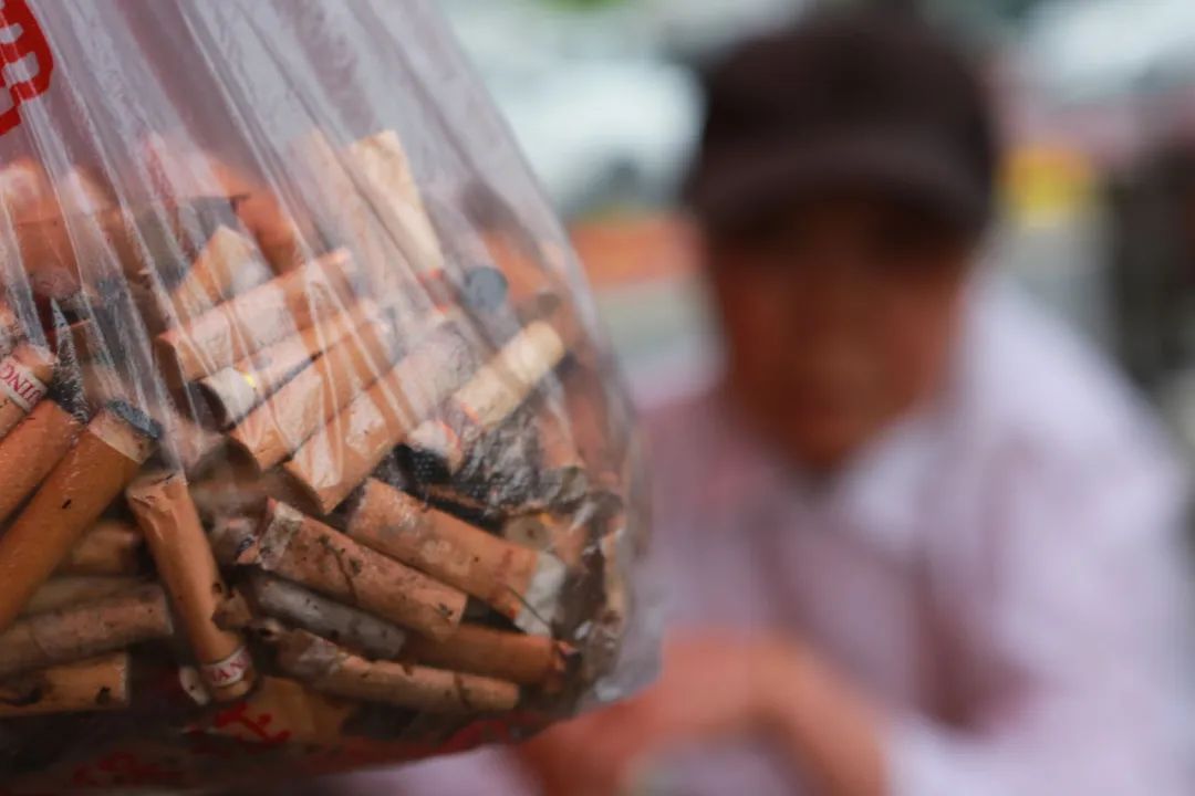 2020年5月29日,江苏淮安洪泽区开展捡烟头兑换物品活动,助力创建全国文明城市。(视觉中国 / 图)