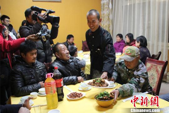 河北邯郸一农民致富后报恩免费宴请邻里乡亲午餐