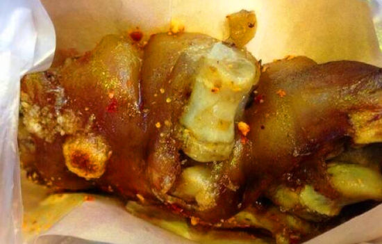 烤好的猪蹄肉特别烂，咬一口满嘴黏黏的胶原蛋白