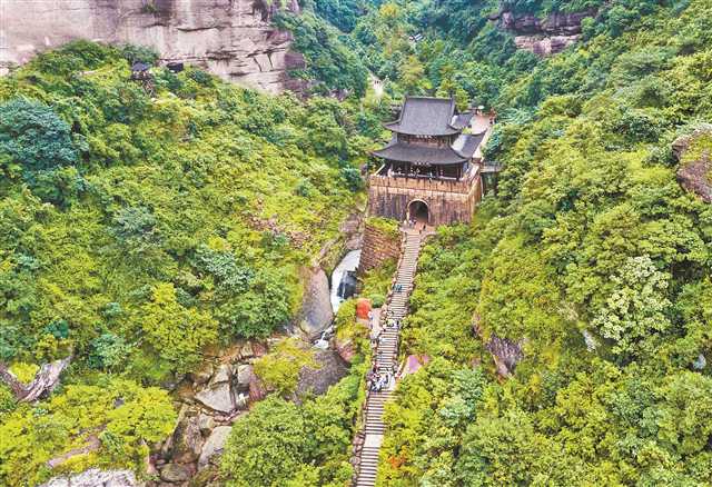 四川剑门关和古蜀道。