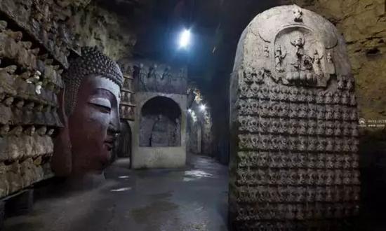 灵岩寺与泰山一同被列入世界自然与文化遗产。其镇寺之宝是千佛殿内环列的40尊彩色泥塑罗汉，被梁启超誉为“海内第一名塑”。