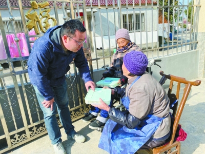 社工冬至给高龄老人送饺子。 通讯员 马连平供图