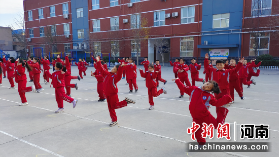 　安阳市铁佛寺小学举行甲骨文韵律操比赛。 安阳日报社供图