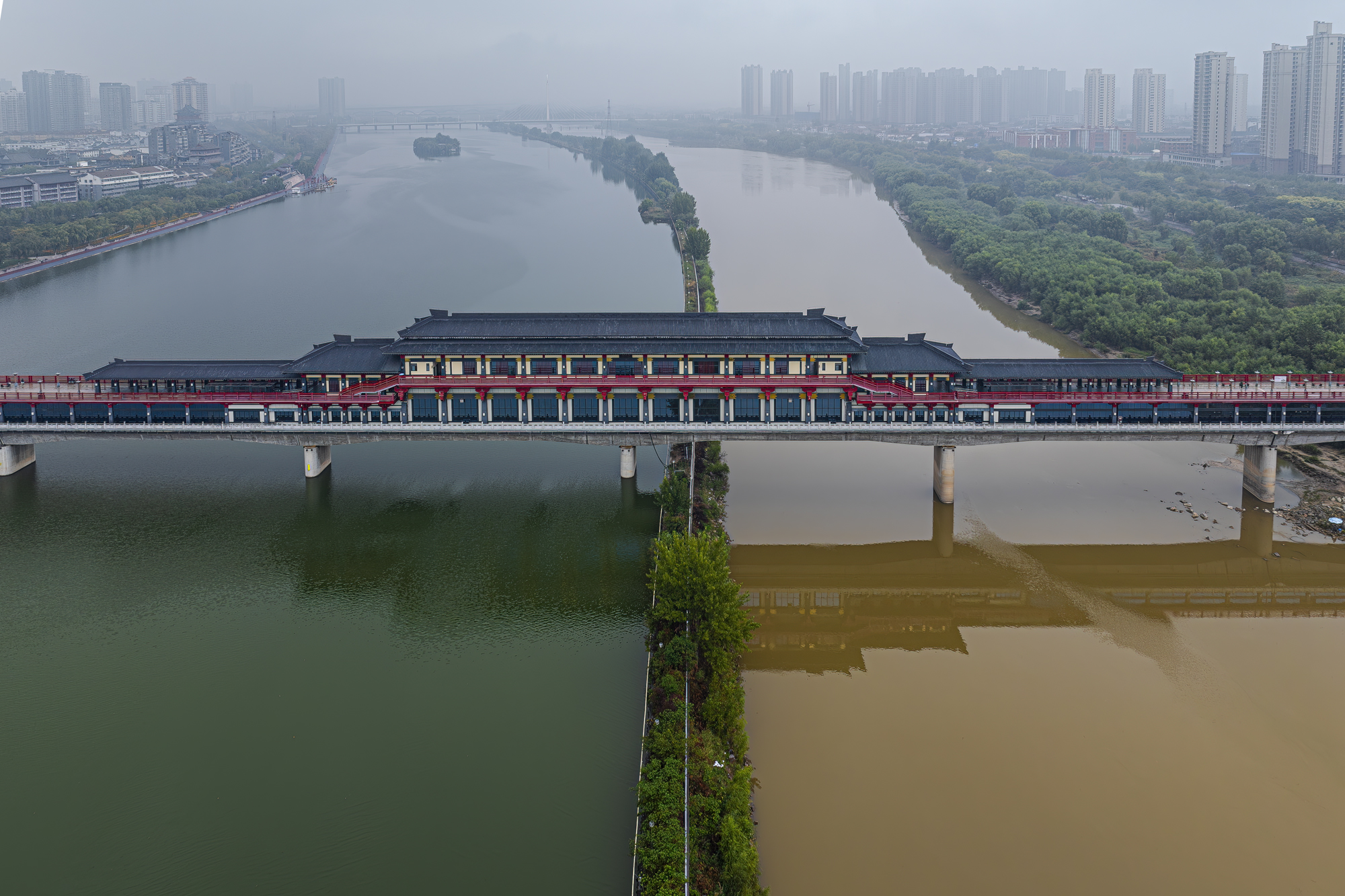 　10月17日，渭河古渡廊桥是全国首座秦建筑风格、双层人行景观廊桥。柴迪成摄2