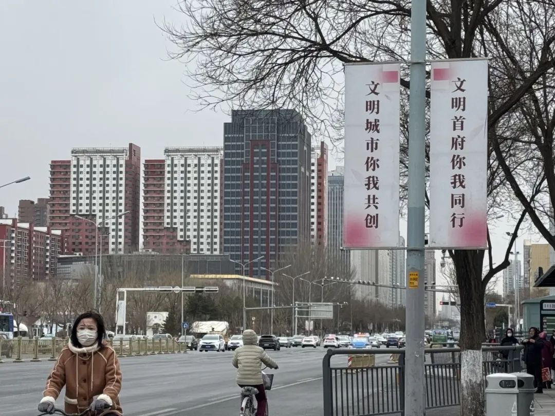 ▲ 呼和浩特城市的道路两边,随处可见有关创建全国文明城市的标语。(南方周末记者李桂 / 摄)