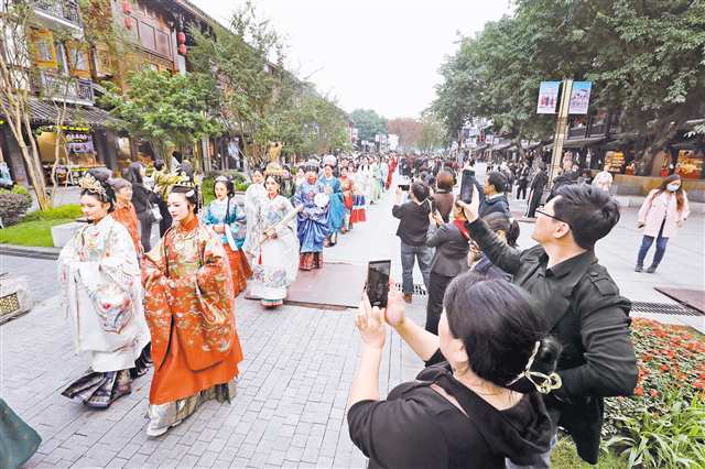 沙坪坝磁器口第二届华服文化节“华服巡游”现场，众多游客争相拍照。（本报资料图片）记者 罗斌 摄/视觉重庆