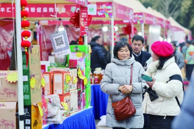 昨天，江苏供销年货大集在南京宝船厂遗址公园举办，为广大市民带来丰富多彩的年货选择。 南京日报/紫金山新闻记者 徐琦 摄