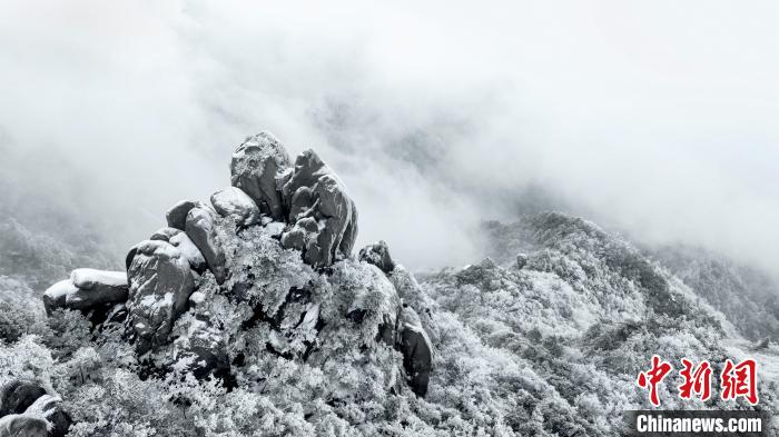 安徽九华山迎降雪银色雪域似琉璃王国