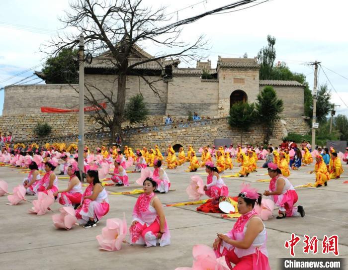 神溪国家湿地公园，当地村民正在排练节目。　张林虎 摄